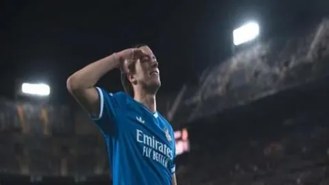 “伯恩茅斯遭曼城淘汰，足总杯四强席位易主：年轻球星送出关键助攻，哈兰德错失点球后补射得分”